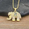 Collar con colgante de elefante chapado en oro con circonitas cúbicas de colores. - Multicolor