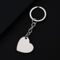 Primo piano dettagliato del ciondolo a cuore in acciaio inossidabile lucido con anello. - Cuore Inclinato / 30x28.5mm (Con Portachiavi) / Argento