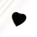 Gros plan sur le pendentif cœur noir en acier inoxydable martelé, idéal pour la gravure. - Cœur Martelée / 30mm / Noir