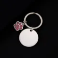 Edelstahl Schlüsselanhänger Detail mit runder Gravurplatte und rosafarbenem Glitzer Pfotenanhänger. - Silber Basis Rosa Pfote / 30mm Rund