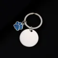 Detailansicht Edelstahl runder Anhänger und blauer Glitzer Pfoten Schlüsselanhänger. - Silber Basis Blaue Pfote / 30mm Rund