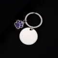 Edelstahl Schlüsselanhänger Detailansicht mit glitzernder lila Pfote und rundem Metall Anhänger. - Silber Basis Violette Pfote / 30mm Rund