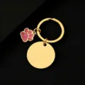 Detailansicht des goldenen Metallschlüsselanhängers mit rosa Glitzer-Pfotenanhänger und Schild. - Gold Basis Rosa Pfote / 30mm Rund