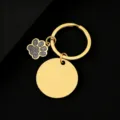 Detailaufnahme des goldenen Metallschlüsselanhängers mit rundem Schild und Pfote - Gold Basis Graue Pfote / 30mm Rund