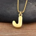 Collier pendentif lettre J dorée, élégant bijou en cuivre plaqué or 18k version délicat. - Style J