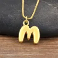 Collier pendentif lettre M plaqué or, chaîne clavicule élégante et délicate de mode. - Style M