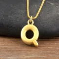Collier pendentif lettre Q en or, chaîne initiale plaquée or 18k délicate pour les femmes. - Style Q