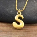 Collier pendentif initiale S doré, chaîne fine carrée, bijou personnalisé élégant. - Style S