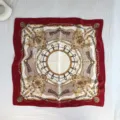 Foulard quadrato in seta rossa da donna con stampa catena di lusso e stile barocco elegante. - Rosso / 70x70cm