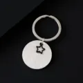 Porte-clés rond en acier inoxydable brossé avec pendentif étoile, accessoire de keyring en métal. - Étiquette Ronde 30mm + Anneau + Étoile Évidée Noir / Argent Brossé