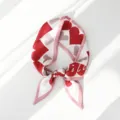 Dettaglio in primo piano del fazzoletto di seta a doppio strato con stampa di cuori. - Stile con Stampa a Cuore(M404) / 87x10cm / Rosso