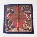 Carré en soie de mûrier exquit au motif floral vintage, élégant accessoire en détail. - 53x53cm / Bleu marine
