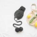 Handgemachte Strick Ohrenschützer mit Pompon Kordel, kuscheliges Winter Accessoire Detailansicht. - 58x11cm / Grau