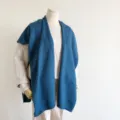 Detail van gebreide wollen cape, effen warme wintersjaal voor dames, elegante en comfortabele look. - 140x80cm / Blauw