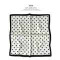 Nahaufnahme des klassischen schwarz-weißen Pünktchen-Seidenfoulards mit elegantem Rand. - 53x53cm / Gebrochenes Weiß