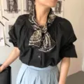 Elegante foulard lungo in seta con motivo a bussola chic, ideale per completare ogni look. - J711