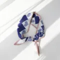 Dettaglio di foulard in seta con stampa cuore blu, elegante fazzoletto da collo. - Stile con Stampa a Cuore(M404) / 87x10cm / Blu