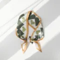 Primo piano dettagliato di un elegante piccolo foulard in seta con cuore verde e bordo dorato. - Stile con Stampa a Cuore(M404) / 87x10cm / Giallo