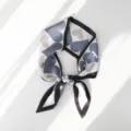 Foulard Twilly di seta da donna, elegante stampa a cuore, chic accessorio per borsa. - Stile con Stampa a Cuore(M404) / 87x10cm / Nero