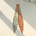 Gros plan sur un très élégant foulard twilly étroit à pois aux couleurs contrastées. - 120x10cm / Cyan