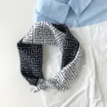 53cm Seidentuch Schwarz Weiß Geometrischer Buchstabe Druck Damen Seidenschal Detail - 53x53cm / Schwarz