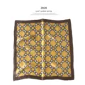 Luxe zijden vierkante sjaal met klassieke geometrische kettingprint en bruine rand. - 53x53cm / Geel