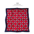 Gedetailleerd overzicht van een luxe rode zijden vierkante sjaal met geometrisch patroon. - 53x53cm / Rood