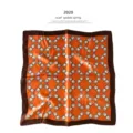 Luxe zijden sjaal vierkant met klassiek oranje bruine geometrisch ketting patroon ontwerp. - 53x53cm / Oranje