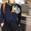 Piccola sciarpa in seta da donna, con stampa principessa giocosa, accessorio elegante. - J607