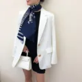 Eleganter Seidenschal für Damen mit stilvollem gestreiften und edlem Pferdemuster. - J611 Blau