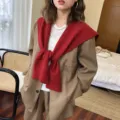 Detalle de bufanda chal de punto con textura suave y diseño de nudo elegante para mujer - Burdeos