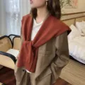 Detailansicht des einfarbigen Strick Schultertuchs, gemütliches Herbst und Winter Accessoire. - Karamellbraun