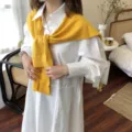 Chal de punto de color sólido combinado con camisa blanca, accesorio de otoño invierno. - Amarillo