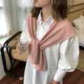 Einfarbiges Strick-Schultertuch kombiniert mit weißem Hemd für stylische Herbst-Outfits. - Rosa