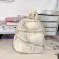 Bellissimo zaino casual imbottito con volant per donne, borsa scuola nuvola con tasche con zip. - Taglia S / Bianco
