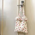 Weißer Kirschen-Print Chiffon Shopper mit Rüschen, süße ästhetische Umhängetasche für Damen. - Kirsch-Druck / Kirschweiß