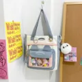 Segeltuch Tragetasche mit grossem Volumen, süssem Anhänger und durchsichtiger Tasche für Studenten. - Mit Plüschanhänger / Blau