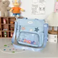 Μια γαλάζια διαφανής τσάντα ώμου ita bag ιαπωνικού στιλ με όμορφα χρωματιστά πομπόν. - Ανοιχτό μπλε