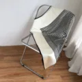 Gedetailleerd overzicht van een luxe zwart-witte geometrische zijden sjaal op een stoel. - Geometrische Strepen (J504) / 90x90cm / Broken Wit