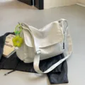 Λευκή μινιμαλιστική γυναικεία τσάντα χιαστί, κομψή τσάντα ώμου με χαριτωμένο λουλούδι. - Ζαχαρί