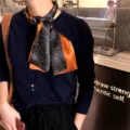 Elegante sciarpa stretta in seta double-face da donna, chic accessorio primaverile. - J2012