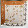 Luxe zijden vierkante sjaal met klassiek paardentuig, kettingen en kwastjes print. - Vintage Kettingbit (J504) / 90x90cm / Basis Ketting