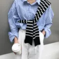 Chemise oversize à rayures style coréen avec écharpe en tricot noir et blanc pour femmes. - Rayé Noir