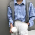 Vue détaillée de la chemise rayée bleue avec cardigan en tricot gris au style coréen. - Gris