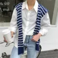 Style coréen femmes casual chemise blanche manches longues avec châle en tricot et jean bleu. - Rayure Bleue