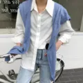 Châle en tricot chic associé à une chemise blanche, idéal pour le printemps et l'été. - Bleu Denim