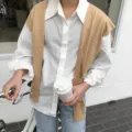 Ensemble chic de châle en tricot style coréen avec chemise blanche, tenue élégante et confortable. - Jaune Réglisse