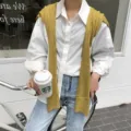 Chemisier blanc style coréen avec châle en tricot jaune drapé sur les épaules chic décontracté - Jaune Moutarde