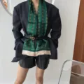 Élégante écharpe longue en soie verte avec imprimé chaîne classique, idéale pour un look. - Vert