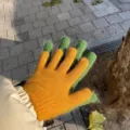 Vue détaillée en extérieur de gants tricotés doux et duveteux, parfaits pour l'hiver chaud. - Gants à Doigts Complets (J002-9) / 20x7cm / Jaune